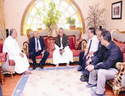 باسندوة أثناء زيارته عائلتي الشابين أمان والخطيب أمس